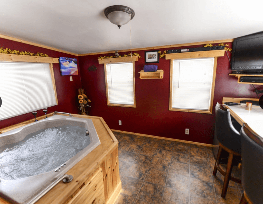 Northern Memories Romantic Getaway with Private Hot Tub – Secluded Northern Michigan Retreat for Couples