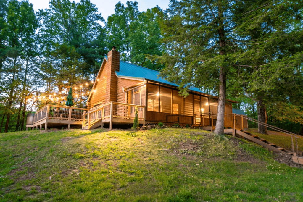 Peaceful Pines Log Cabin – Idyllic Romantic Getaway in Indiana Amidst the Woods