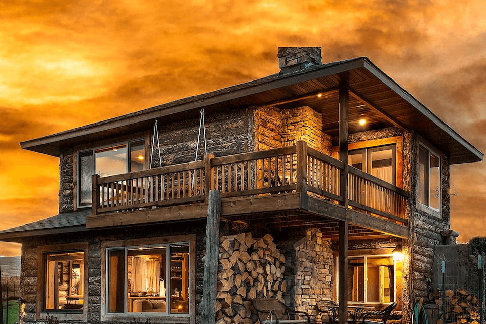 Romantic Getaway Cabin with Mountain Views – Secluded Winter Cabin in Montana with Hot Tub