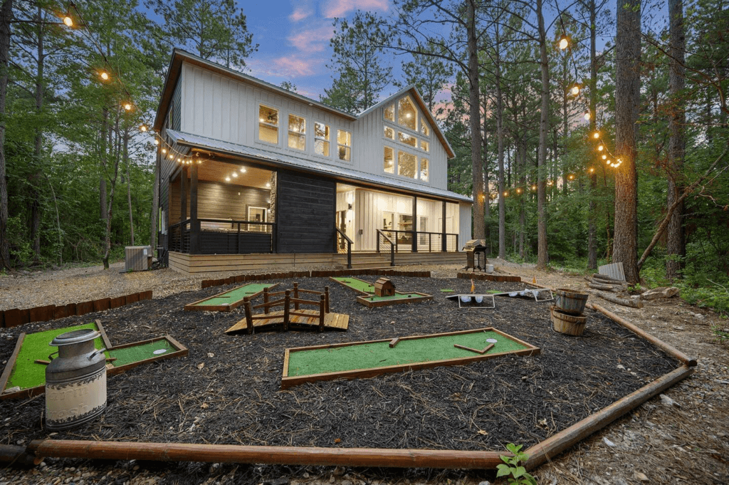 Range Life Cabin – Beavers Bend's Luxury Romantic Getaway at the Park's Entrance with Hot Tub